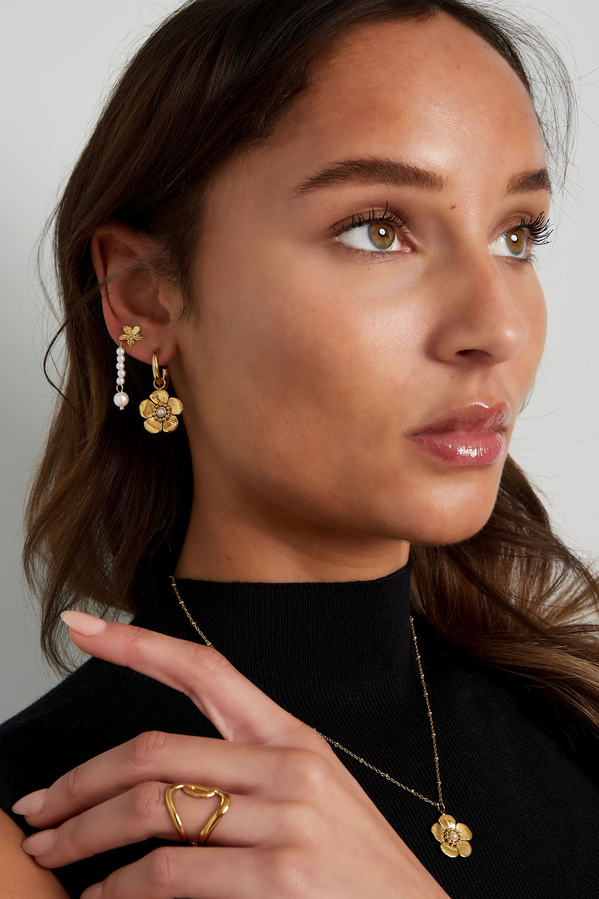 bolletje ketting met bloemetjes hanger en parel