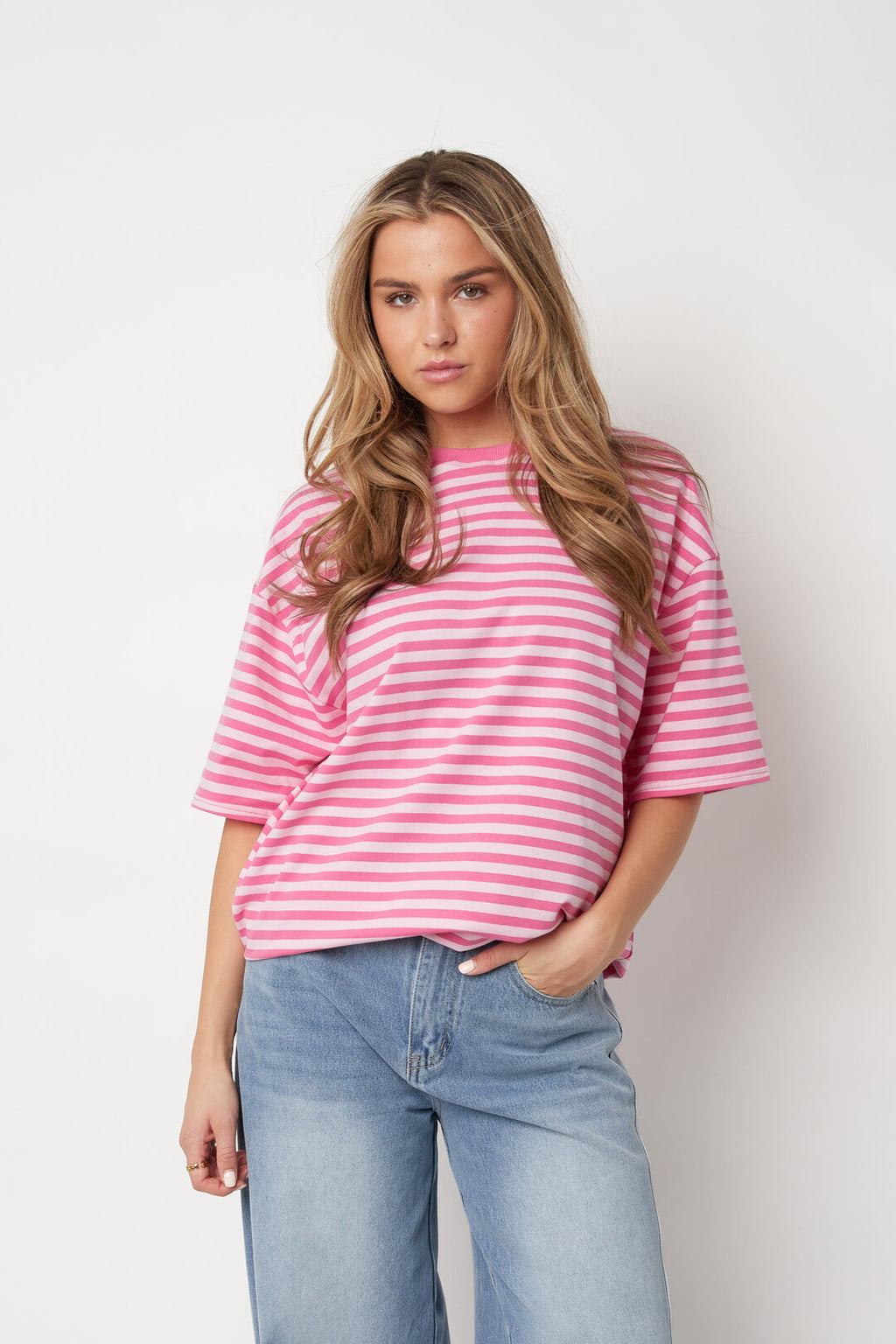 Het kleurrijke gestreepte T-shirt
