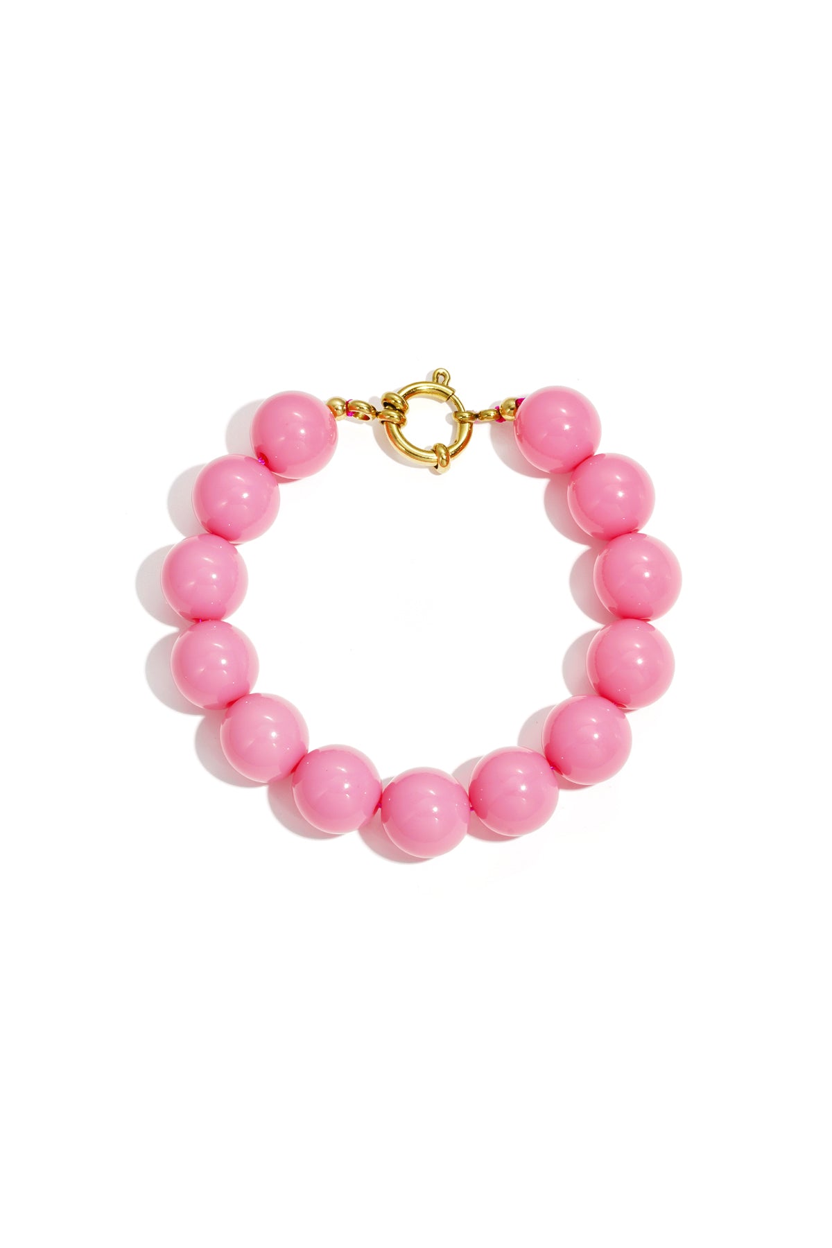 Armband met grote kralen en sluiting aan de voorkant.