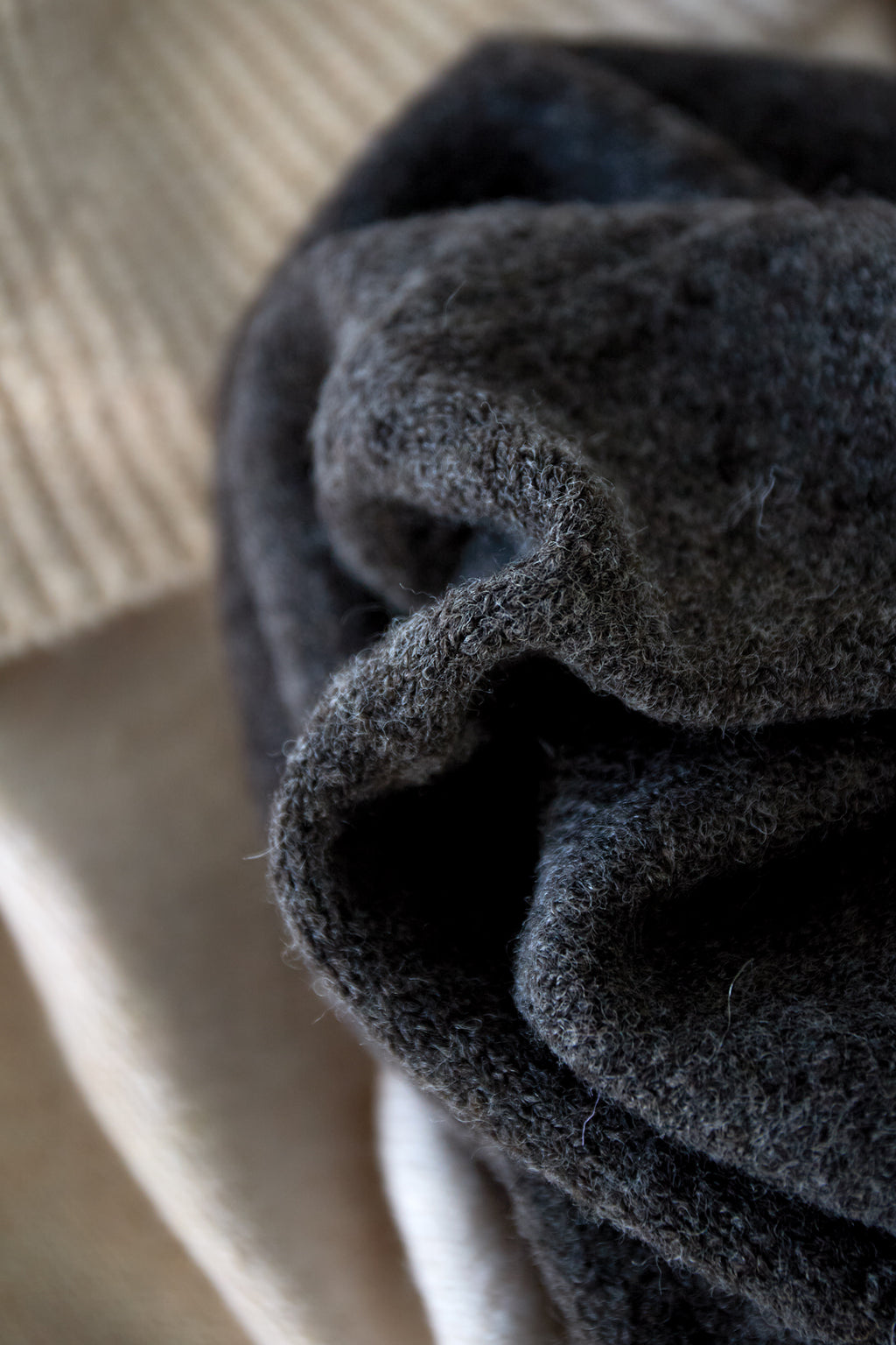 Off the shoulder basic trui