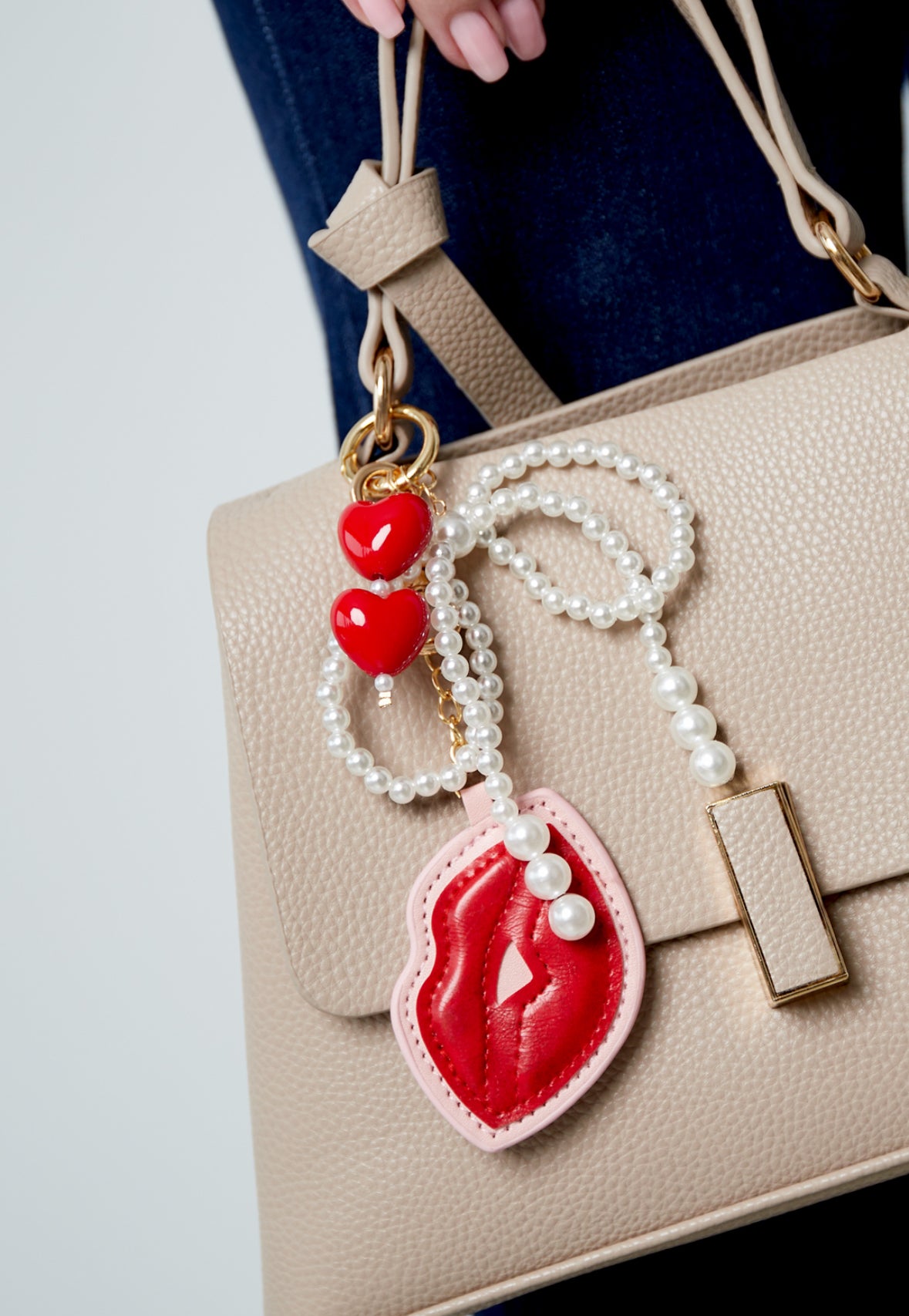 Accessory pendant kisses with pearls