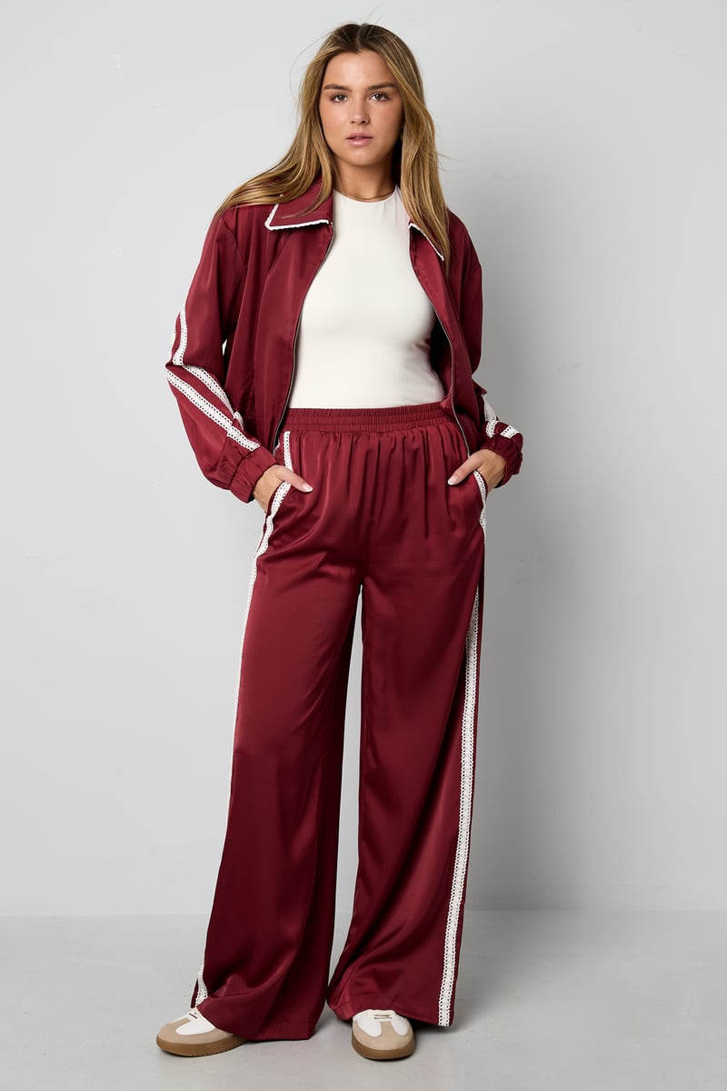 Sportieve broek met satijnen look